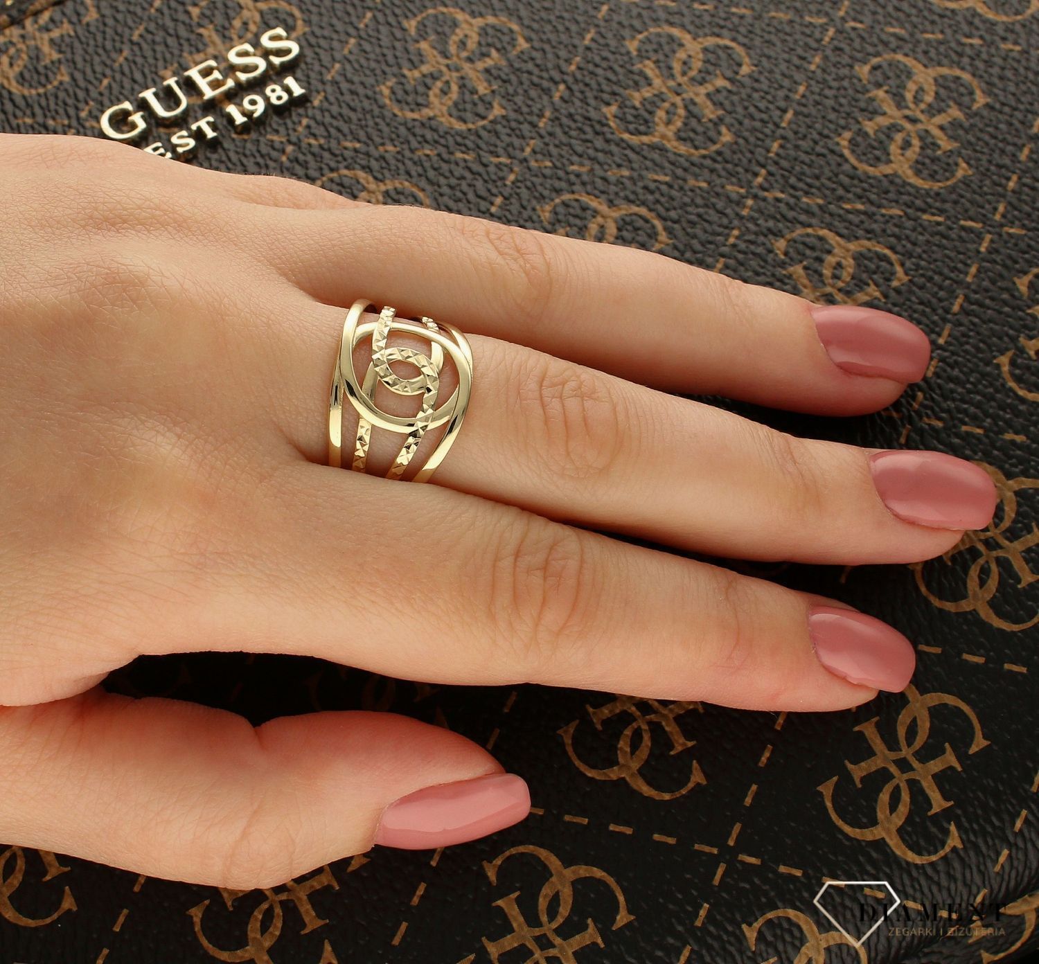 Złoty pierścionek szeroka obrączka z modnym wzorem PI 5704 (1).jpg